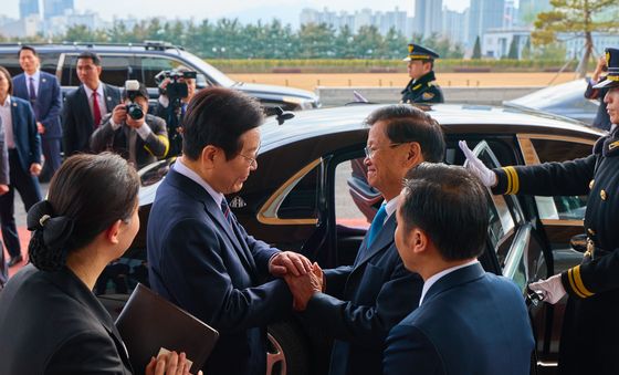 손 맞잡은 한-라오스 정상