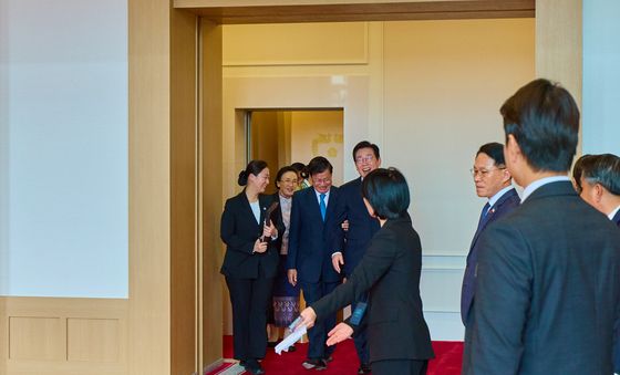 이재명 대통령 팔짱 끼는 라오스 국가주석