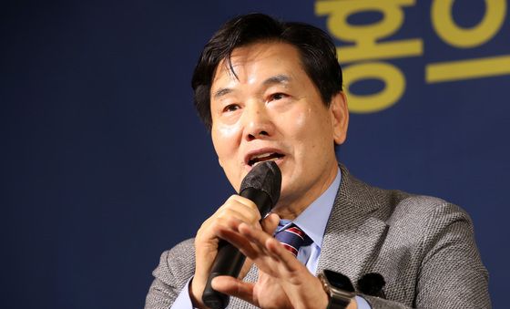 질문에 답하는 홍의락 전 의원