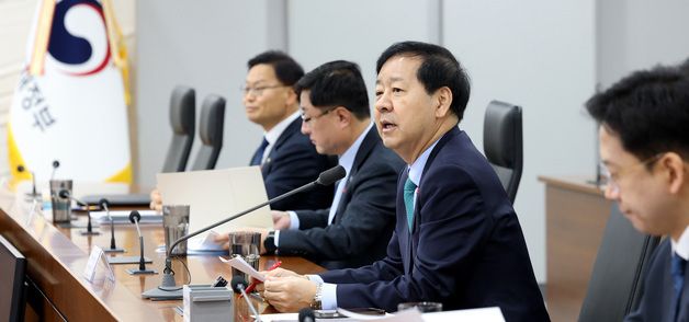 산업경쟁력강화 관계장관회의 주재하는 구윤철 경제부총리