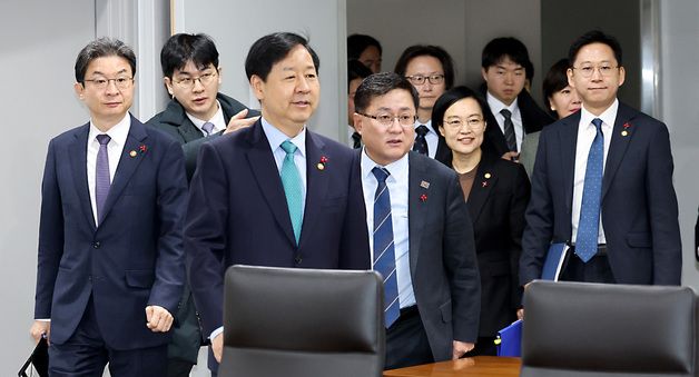 산업경쟁력강화 관계장관회의 입장하는 구윤철 경제부총리