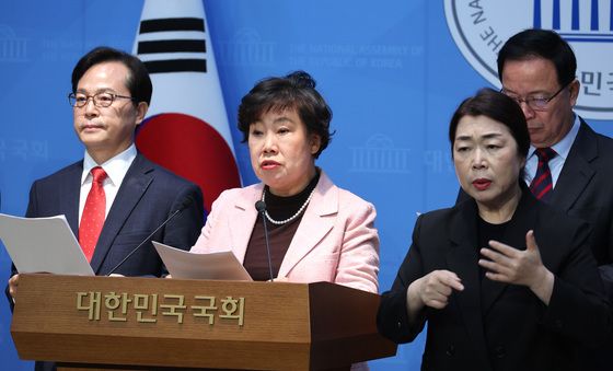 기자회견하는 조배숙 위원장