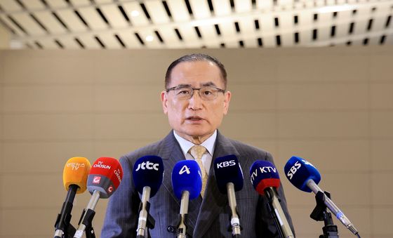 미국행 출국전 인터뷰하는 위성락 실장