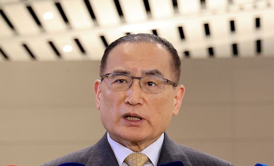 출국전 취재진 질문에 답하는 위성락 실장