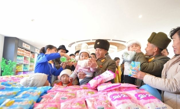 北 부령군 지방공업공장 돌아보는 주민들