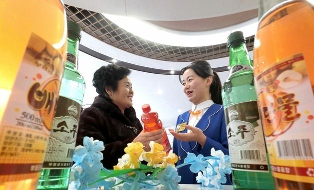 北 부령군 지방공업공장 돌아보는 주민들