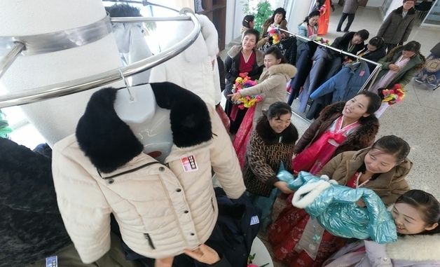 북한 부령군에 새로 만든 옷공장 구경하는 주민들