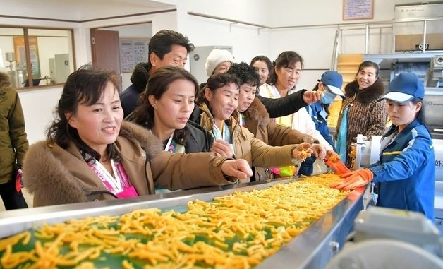 북한 부령군 지방공업공장 준공식 참석한 주민들