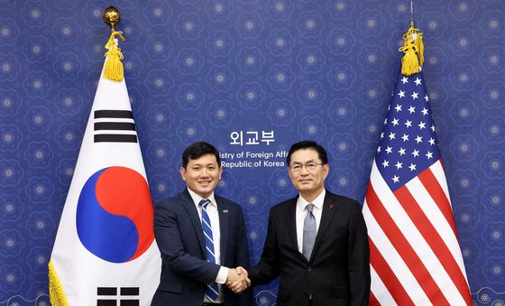 악수하는 정연두 본부장·케빈 김 美 대사대리