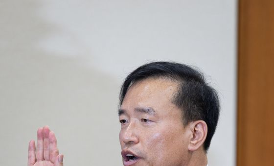 선서하는 김종철 방미통위 위원장 후보자