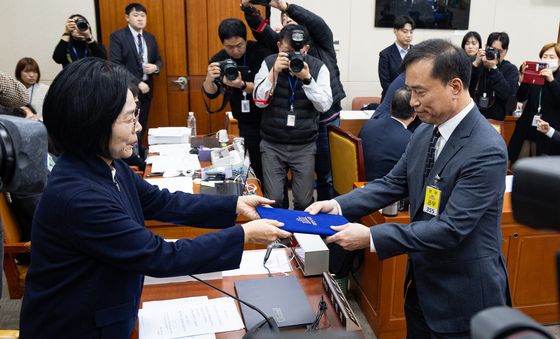 인사청문회 선서문 전달하는 김종철 방미통위 위원장 후보자