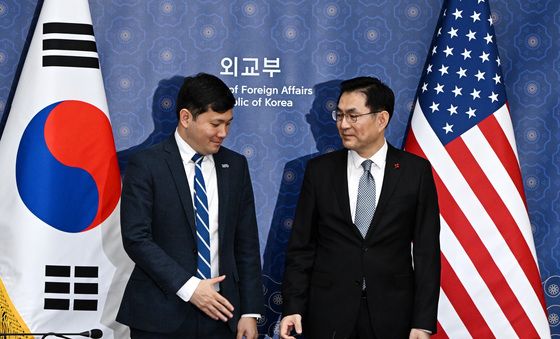 악수 나누는 정연두 본부장·케빈 김 美 대사대리