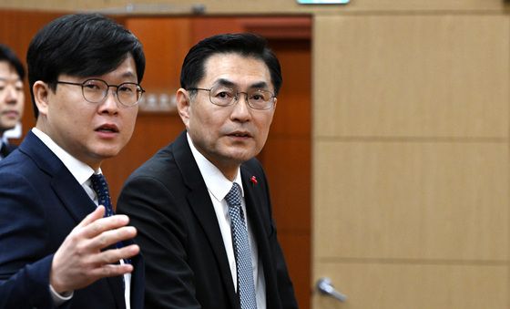 대화 나누는 정연두 외교전략정보본부장