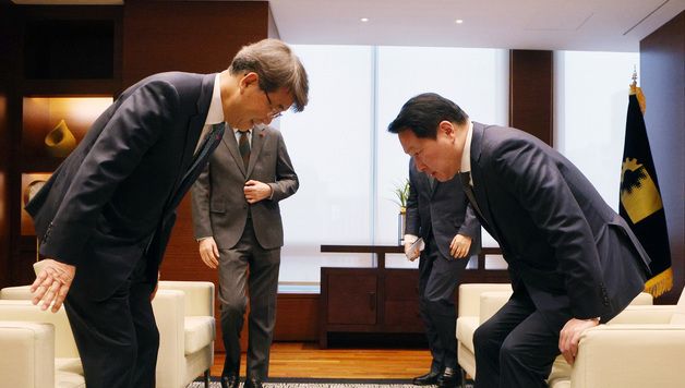 김지형 경사노위원장, 최태원 회장 취임 인사 방문