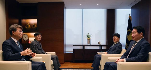김지형 경사노위원장과 간담회 갖는 최태원 회장