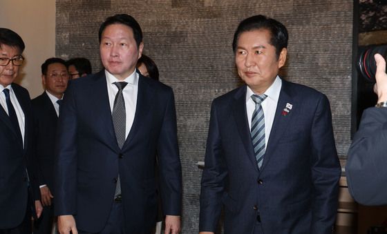 정책 간담회 참석하는 정청래 대표와 최태원 회장