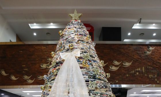 헌책 4000여권, 크리스마스트리로 변신