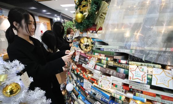 헌책 4000여권, 크리스마스트리로 변신