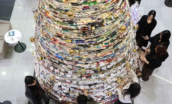 헌책 4000여권, 크리스마스트리로 변신