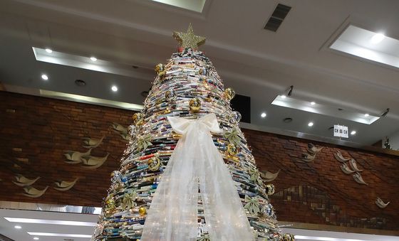 헌책으로 만든 크리스마스 트리