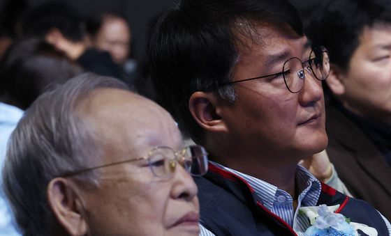 생각에 잠긴 노사