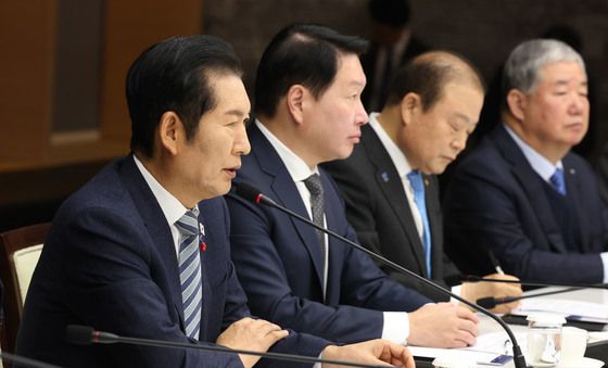 정책 간담회 발언하는 정청래 대표