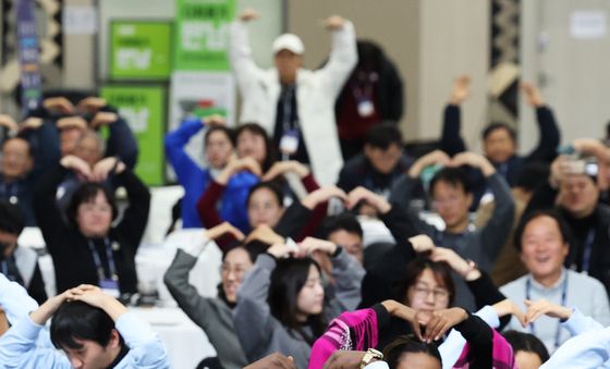 손하트 만드는 '유스100' 국제 청년단