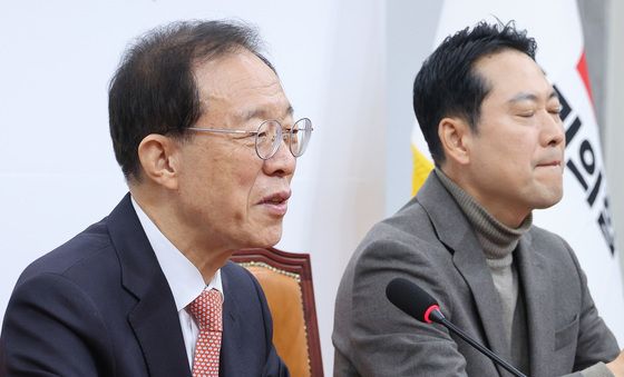 장동혁 대표에게 인사말하는 이석연 위원장