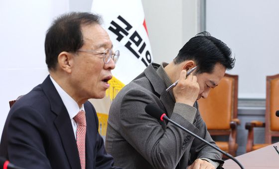 이석연 위원장 발언 듣는 장동혁