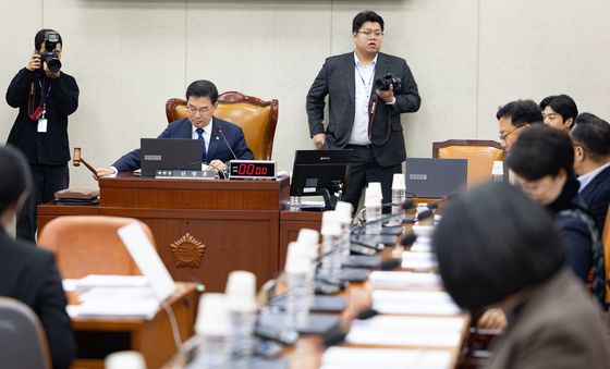 행안위 전체회의 의사봉 두드리는 신정훈 위원장