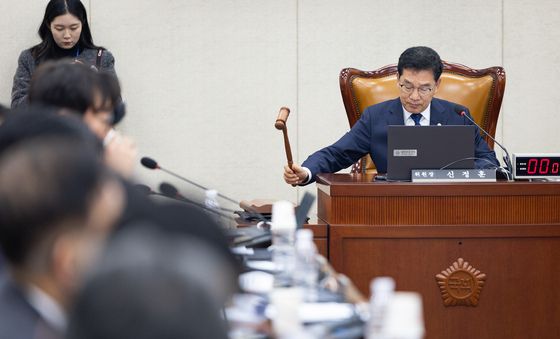 의사봉 두드리는 신정훈 행안위원장