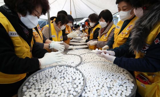 정성스레 빚는 동지팥죽 새알심