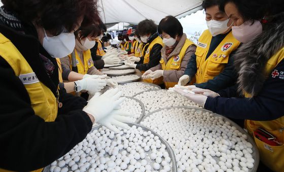 '동지팥죽 새알심' 빚어요