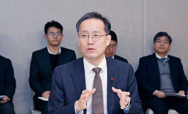 발언하는 이형일 기재부 1차관