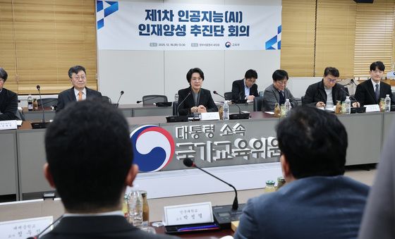 제1차 AI 인재양성 추진단 회의 주재하는 최은옥 차관