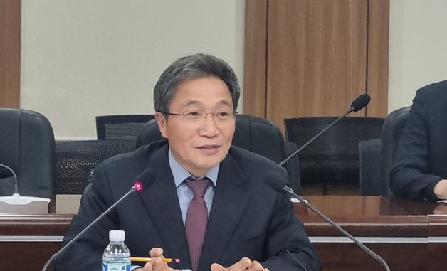 기자간담회에서 발언하는 이학재 사장