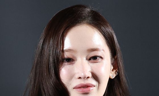 전종서, 신비로운 여인