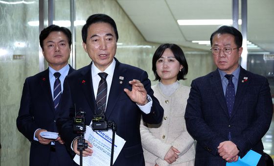 브리핑하는 박수현 대변인