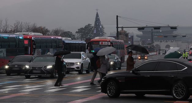 전조등 켠 차량들