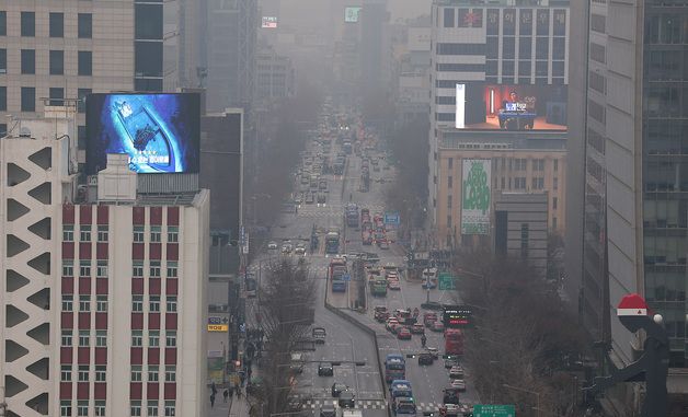 겨울비로 뿌연 모습 보이는 서울 도심