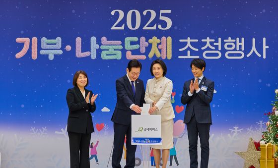 이재명 대통령, 굿네이버스에 성금전달