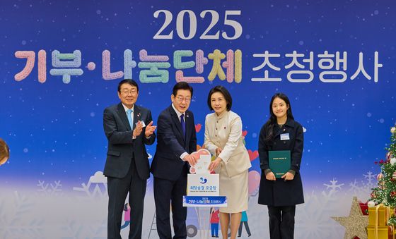 이재명 대통령, 대한결핵협회에 성금전달