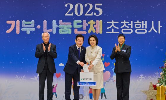 이재명 대통령, 밀알복지재단에 성금전달