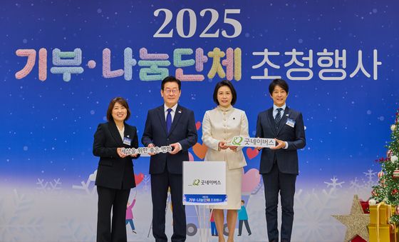 이재명 대통령, 굿네이버스에 성금전달