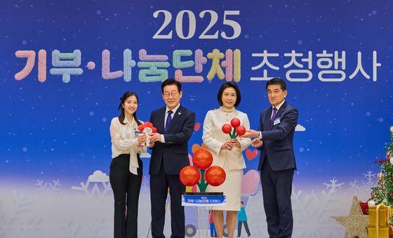 이재명 대통령, 사랑의열매에 성금전달