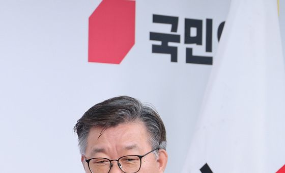 브리핑 입장하는 이호선 당무감사위원장