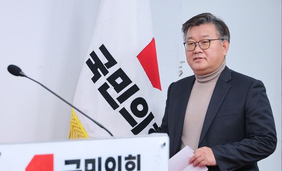 브리핑룸 입장하는 이호선 당무감사위원장