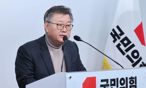 브리핑하는 이호선