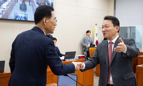 손 맞잡고 대화 나누는 기후노동위 여야 간사