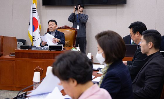 법안심사1소위 주재하는 김용민 소위원장